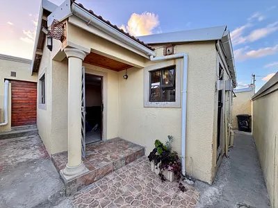 9 Bedroom House For Sale in Mitchells Plain - pYnL.webp