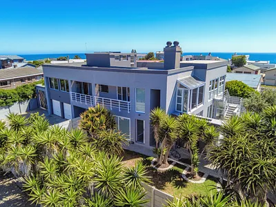 4 Bedroom House For Sale in Yzerfontein - img