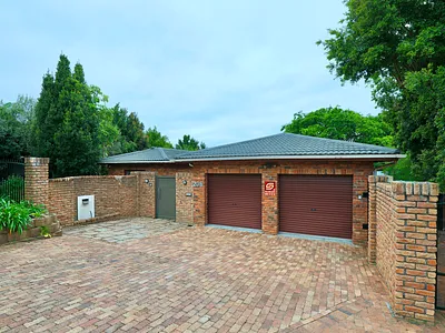 4 Bedroom House To Rent in Somerset West - AUF3.webp