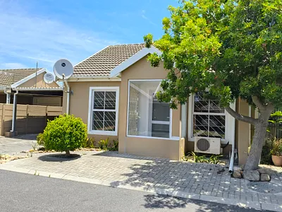 2 Bedroom House To Rent in Strand - souB.webp