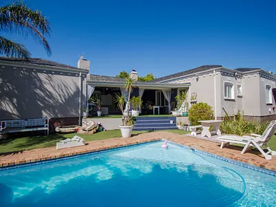 4 Bedroom House For Sale in Somerset West - 1XyC.webp