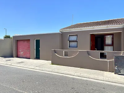 4 Bedroom House For Sale in Mitchells Plain - U95s.webp