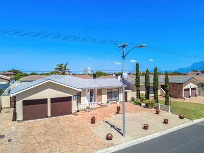 4 Bedroom House For Sale in Goodwood - PSIn.webp