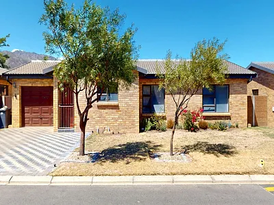 3 Bedroom Townhouse For Sale in Gordons Bay - T8e5.webp