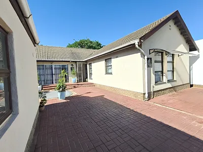 3 Bedroom House For Sale in Strand - GkCg.webp