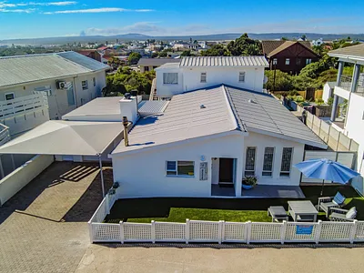 4 Bedroom House For Sale in Yzerfontein - vFTF.webp