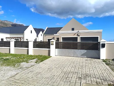 3 Bedroom House For Sale in Gordons Bay - fnmG.webp