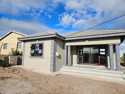 3 Bedroom House For Sale in Chatsworth - img