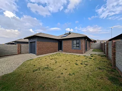 2 Bedroom House For Sale in Secunda - Oo1o.webp