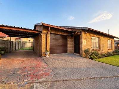 2 Bedroom House For Sale in Secunda - LJpe.webp