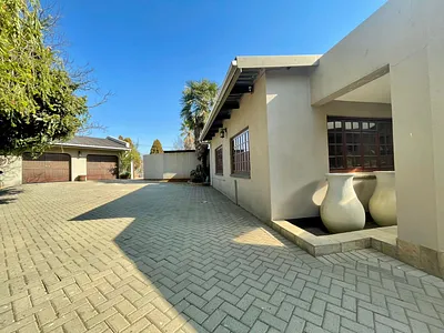 4 Bedroom House For Sale in Secunda - XkhK.webp