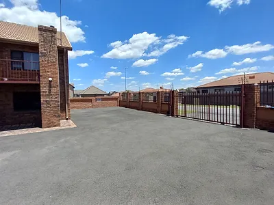 2 Bedroom Townhouse For Sale in Secunda - TebH.webp