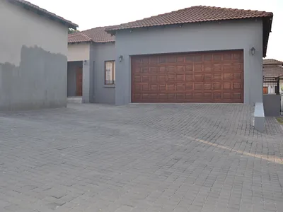 4 Bedroom Townhouse For Sale in Centurion - R6Jo.webp