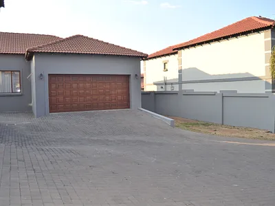 4 Bedroom Townhouse For Sale in Centurion - ryJ6.webp