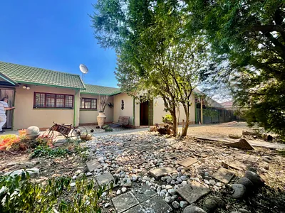 4 Bedroom House For Sale in Secunda - CxeR.webp