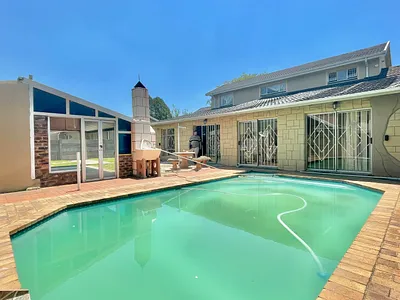 4 Bedroom House For Sale in Secunda - Uxho.webp