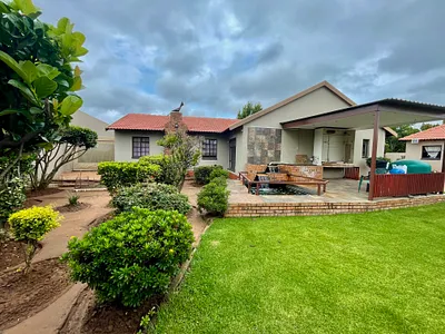 4 Bedroom House For Sale in Secunda - EHUf.webp