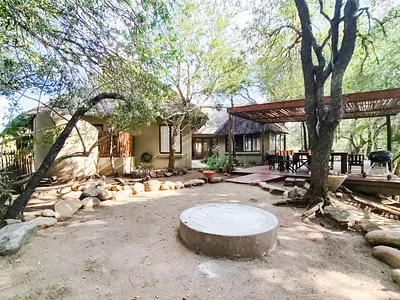 3 Bedroom House To Rent in Raptors View Wildlife Estate, Hoedspruit - img