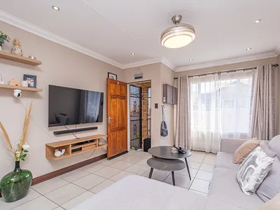 2 Bedroom Townhouse For Sale in Roodepoort - img