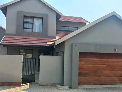 3 Bedroom Townhouse For Sale in Bloemfontein - ba82.webp