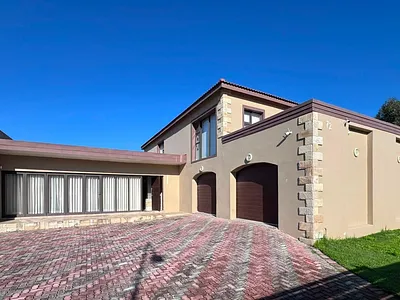 5 Bedroom House For Sale in Port Elizabeth - img