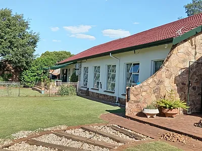 8 Bedroom House For Sale in Springs - img