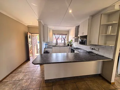 3 Bedroom Townhouse For Sale in East London - img