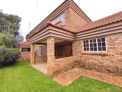 2 Bedroom Apartment For Sale in Potchefstroom - uGyS.webp