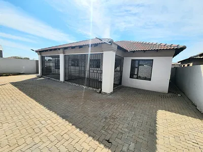 6 Bedroom House For Sale in Northam - aUUn.webp