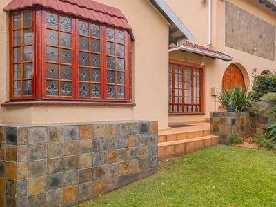 4 Bedroom House For Sale in Roodepoort - img