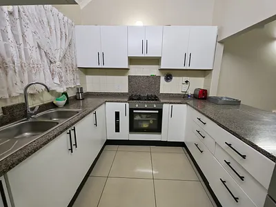 2.5 Bedroom Townhouse For Sale in Queensburgh - img