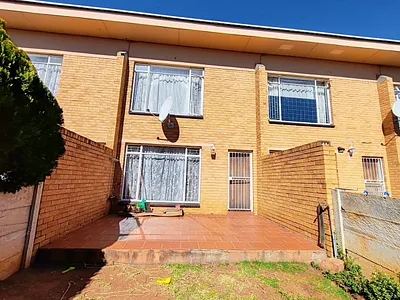 2 Bedroom Townhouse For Sale in Potchefstroom - img