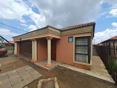 3 Bedroom House For Sale in Bloemfontein - KEEv.webp