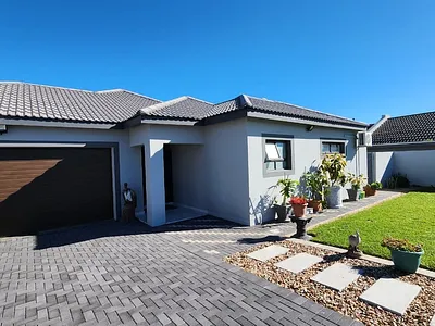 4 Bedroom House For Sale in Langebaan - eLJH.webp