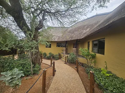 3 Bedroom House To Rent in Raptors View Wildlife Estate, Hoedspruit - img