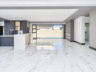 6 Bedroom House For Sale in Blouberg - R6tf.webp