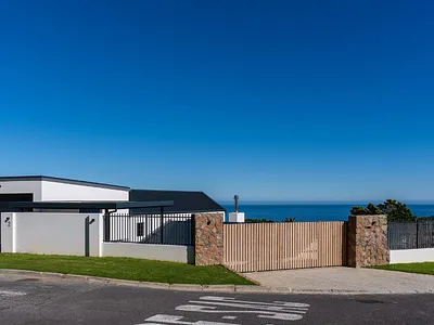 4 Bedroom House For Sale in Cape Town - P9H4.webp