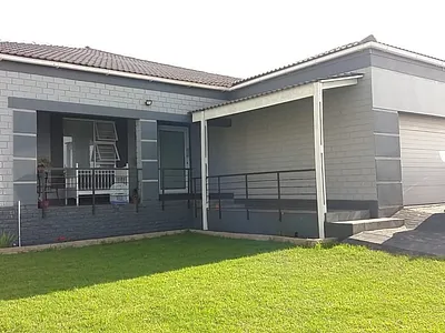 4 Bedroom House For Sale in Port Elizabeth - c3gY.webp