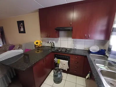 2 Bedroom Townhouse For Sale in Kempton Park - Yj7Y.webp