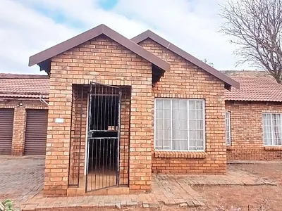 3 Bedroom Townhouse For Sale in Akasia - img