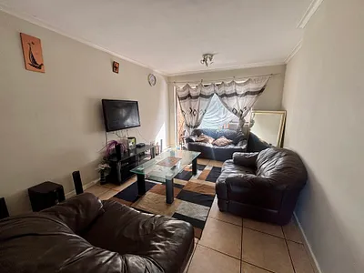 2 Bedroom Apartment For Sale in Brackenfell - img