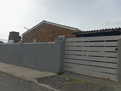 4 Bedroom House For Sale in Mitchells Plain - Bfj6.webp