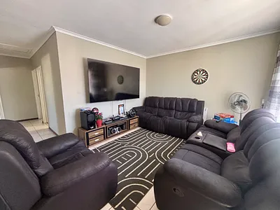 3 Bedroom Apartment For Sale in Brackenfell - UE52.webp