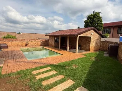 2 Bedroom Townhouse To Rent in Weltevreden Park, Roodepoort - 08NN.webp