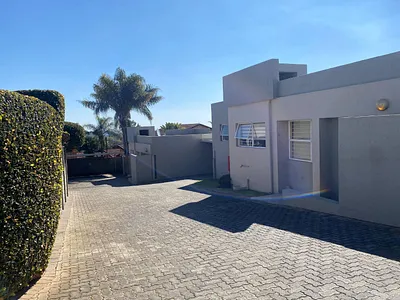 3 Bedroom Townhouse To Rent in Roodepoort - Y573.webp