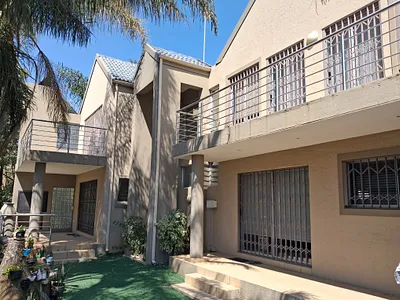 4 Bedroom House For Sale in Edenvale - lv1z.webp