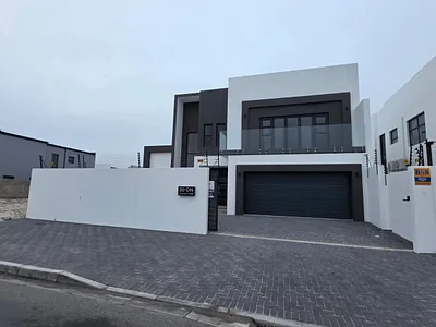4 Bedroom House For Sale in Blouberg - 61th.webp