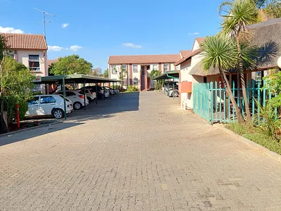 2 Bedroom Apartment For Sale in Kempton Park - 8OSf.webp