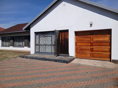3 Bedroom House For Sale in Germiston - l53E.webp