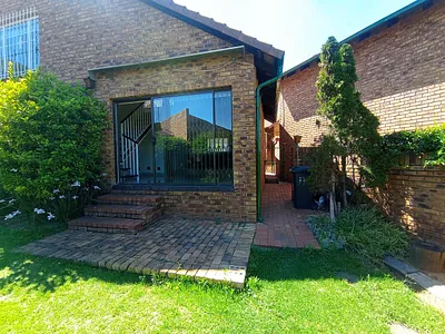 3 Bedroom Townhouse For Sale in Johannesburg - img